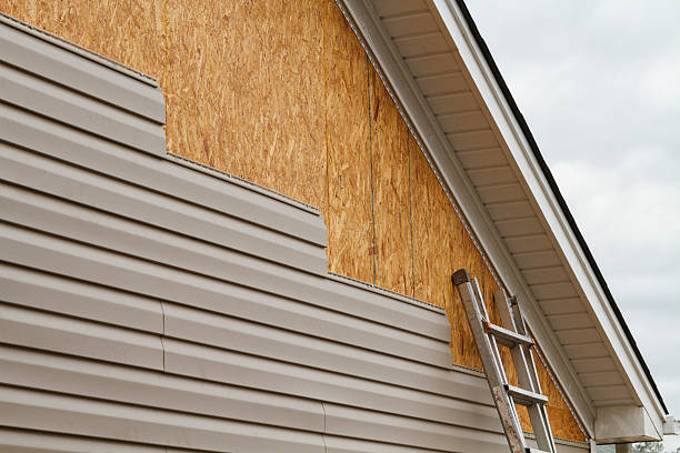 Professional Emergency Siding Repair technician working in Belleville, IL